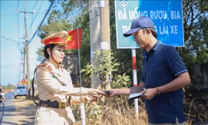 Cảnh sát giao thông Tây Ninh 'xuyên đêm, xuyên Tết' làm nhiệm vụ