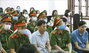 Vụ gian lận điểm thi tại Hòa Bình: Tiếp tục thẩm vấn, xét hỏi các bị cáo