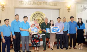 Thăm, tặng quà gia đình thương binh, liệt sỹ tại Nghệ An 