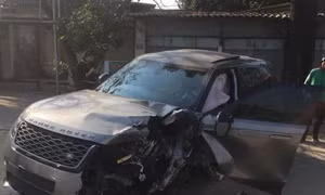 Xe Range Rover nát bét sau va chạm liên hoàn, hai người bị thương