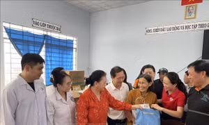 Vĩnh Long: Tặng quà, khám chữa bệnh, hội chợ tri ân người có công