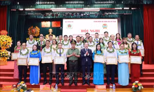 Tuyên dương nông dân tiêu biểu trong phong trào Toàn dân bảo vệ an ninh Tổ quốc