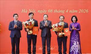 Chủ tịch Quốc hội Trần Thanh Mẫn trao Nghị quyết phê chuẩn Trưởng Đoàn đại biểu Quốc hội