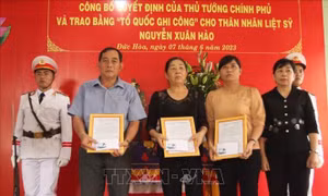 Long An: Trao bằng Tổ quốc ghi công cho thân nhân liệt sĩ hy sinh khi chặn bắt xe chở ma túy 