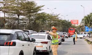 Lực lượng CSGT 'căng mình' điều tiết giao thông sau kỳ nghỉ Tết 