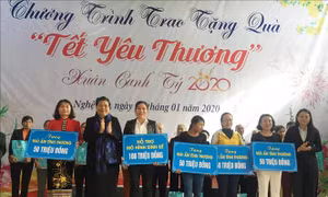 Phó Chủ tịch Quốc hội Tòng Thị Phóng tặng quà tại chương trình 'Tết yêu thương' 