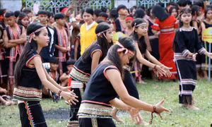 Kon Tum chú trọng đưa cồng chiêng, múa xoang vào trường học