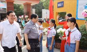 Thủ tướng thăm và kiểm tra công tác chuẩn bị khai giảng tại Phú Thọ 