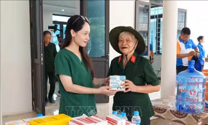 Khám bệnh, trao quà tặng 500 cựu thanh niên xung phong Hà Tĩnh