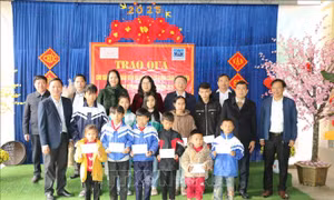 Tết vui với thầy, cô giáo vùng khó