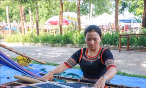 Gìn giữ văn hóa dệt thổ cẩm của đồng bào Bahnar