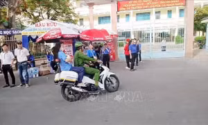 Chiến sĩ công an chở thí sinh ngủ quên đến điểm thi