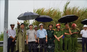 Khánh Hòa: Xử lý khối đá lớn có nguy cơ sạt lở tại đèo Cù Hin trong vòng 24 giờ