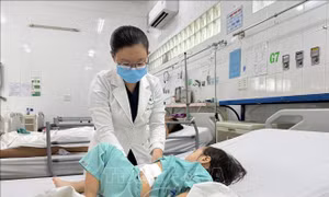 Cấp cứu thành công bé gái hai tuổi thủng ruột do nuốt 27 cục nam châm