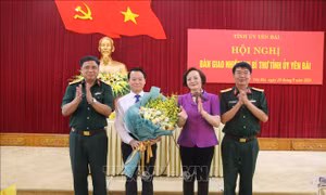 Bàn giao nhiệm vụ Bí thư Tỉnh ủy Yên Bái