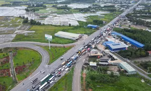Ùn tắc kéo dài trên Quốc lộ 51 kết nối cao tốc TP Hồ Chí Minh - Long Thành - Dầu Giây