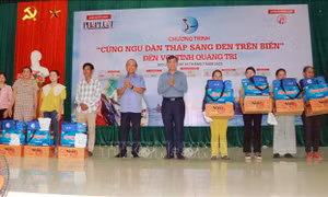 Chương trình 'Cùng ngư dân thắp sáng đèn trên biển' đến với Quảng Trị