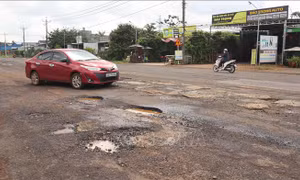 Tuyến đường nối Quốc lộ 13 với Cửa khẩu quốc gia Hoàng Diệu bị hư hỏng, xuống cấp