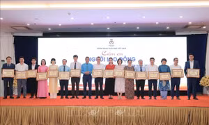 Thắp lên ngọn lửa trí thức và nhân văn trong môi trường giáo dục 