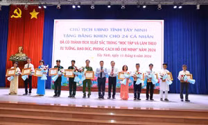 Biểu dương, khen thưởng các điển hình trong học tập và làm theo Bác