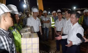 Động viên công nhân xây dựng ca đêm trên bến cảng Liên Chiểu