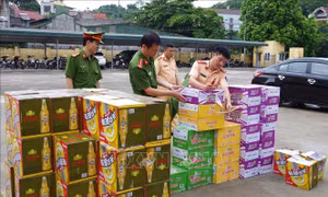 Phát hiện vụ vận chuyển số lượng lớn bia và mì tôm không có hóa đơn