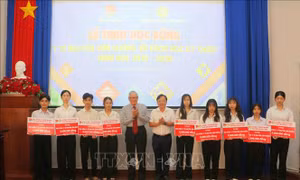 Trao tặng 27 suất học bổng cho sinh viên ngành Y và các ngành Khoa học kỹ thuật