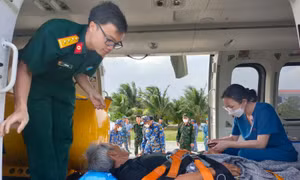 Trực thăng EC 225 đưa ngư dân từ đảo Song Tử Tây vào bờ chữa trị bệnh