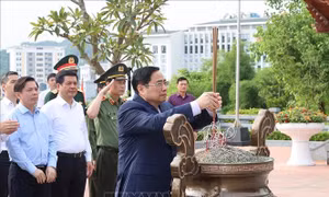 Thủ tướng dâng hương tưởng nhớ Chủ tịch Hồ Chí Minh tại thành phố Sơn La 