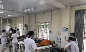 Tích cực cứu chữa người bị thương trong vụ lật xe khách tại Khánh Hòa