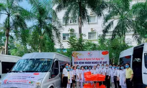 Những chuyến xe nghĩa tình đưa bệnh nhân nghèo về quê đón Tết