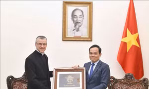 Phó Thủ tướng Trần Lưu Quang tiếp Thứ trưởng Ngoại giao Tòa thánh Vatican