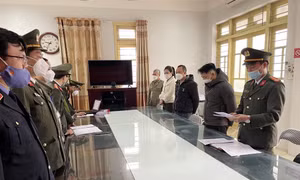 Lào Cai bắt tạm giam 5 đối tượng về tội 'Giả mạo trong công tác'