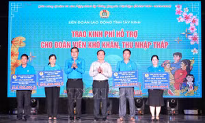 Trao kinh phí xây dựng mái ấm công đoàn cho nhiều người lao động