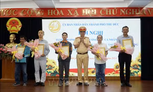 Khen thưởng đột xuất 5 cá nhân dũng cảm cứu người trong vụ tai nạn ở cầu Phú Mỹ