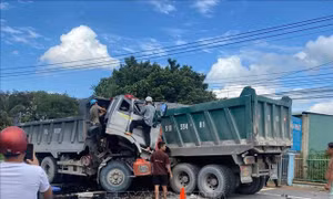 Hai xe tải va chạm trực diện, một lái xe tử vong