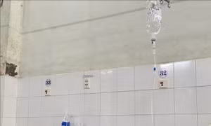 Ba người thân của bé gái tử vong sau ăn bánh su kem đều nhập viện  