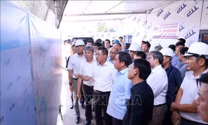 Bí thư Thành ủy Hà Nội yêu cầu tăng tốc hoàn thiện giao thông trục Tây Thăng Long