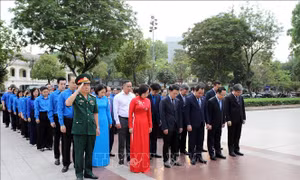 Lãnh đạo thành phố Hà Nội dâng hoa kỷ niệm 156 năm ngày sinh V.I.Lênin