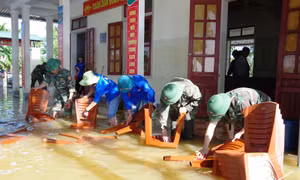  Lội nước, đội nắng giúp người dân khắc phục mưa lũ