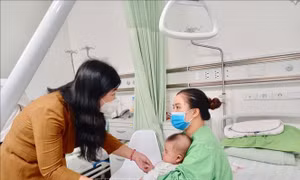 Thăm hỏi, động viên các cháu đang theo dõi tại Bệnh viện Đa khoa Xanh Pôn