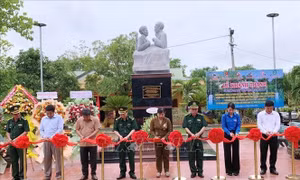 Khánh thành Tượng đài 'Bác Hồ với chiến sĩ Biên phòng' ở vùng biên Đắk Lắk