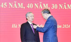 Tổng Bí thư Tô Lâm trao Huy hiệu 45 năm tuổi đảng tặng đồng chí Trần Quốc Vượng