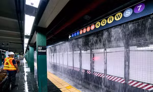 Ga tàu điện ngầm đông đúc nhất thành phố New York ngập trong nước
