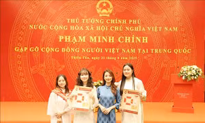 Lưu học sinh Việt Nam tại Trung Quốc hào hứng với mô hình 3D 'Bác Hồ đọc Tuyên ngôn Độc lập' của TTXVN