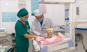 Phẫu thuật tạo hình hậu môn cho bé trai sơ sinh 
