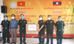 Bộ Tư lệnh Quân khu 4 trao tặng vật tư y tế cho Quân đội nhân dân Lào