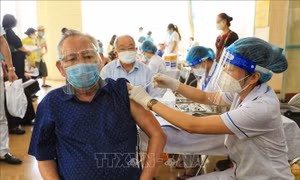 Tiêm vaccine cho những người có bệnh lý nền tại quận Thanh Xuân