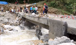 Động viên, thăm hỏi các gia đình bị thiệt hại do mưa lũ tại Lào Cai