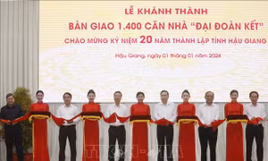 Chủ tịch nước Võ Văn Thưởng dự Lễ bàn giao 1.400 căn nhà 'Đại đoàn kết' tại tỉnh Hậu Giang